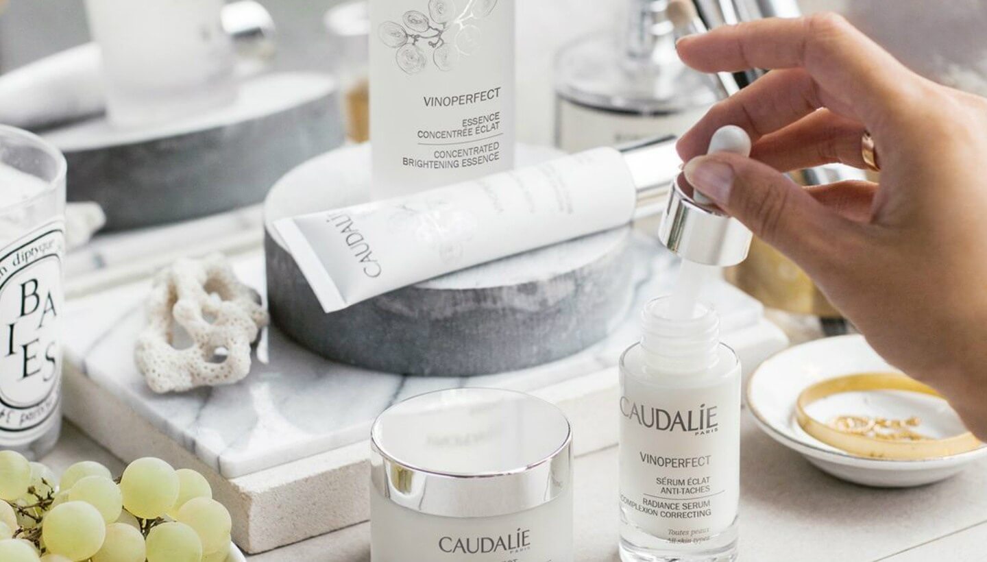 Cadalie Vinoperfect Radiance Serum Complexion Correcting​ 30 ml เซรั่มบำรุงผิวหน้าที่ขายดีที่สุดของแบรนด์ Caudalie มีส่วนผสมของ Viniferine ลิขสิทธิ์เฉพาะของแบรนด์ที่ช่วยลดเลือนจุดด่างดำ รอยแผลเป็นจากสิว พร้อมปรับสภาพผิวให้เนียนเรียบและขาวกระจ่างใส เหมาะกับผู้ที่ต้องการปรับสีผิวให้ขาวใสขึ้น