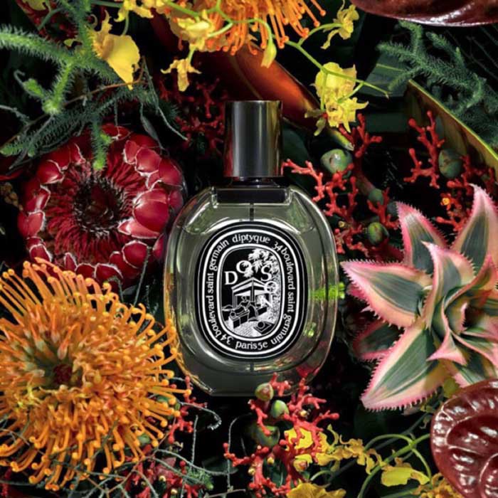 Diptyque Do Son Eau de Parfum 75ml กลิ่นทู้ปโรสติดทนนาน ความหอมที่ชวนให้คุณนึกถึงโมงยามพระอาทิตย์ลับฟ้า พร้อมเผยภาพดอกไม้สีขาวโดดเด่นท่ามกลางความมืดของเจดีย์ไม้